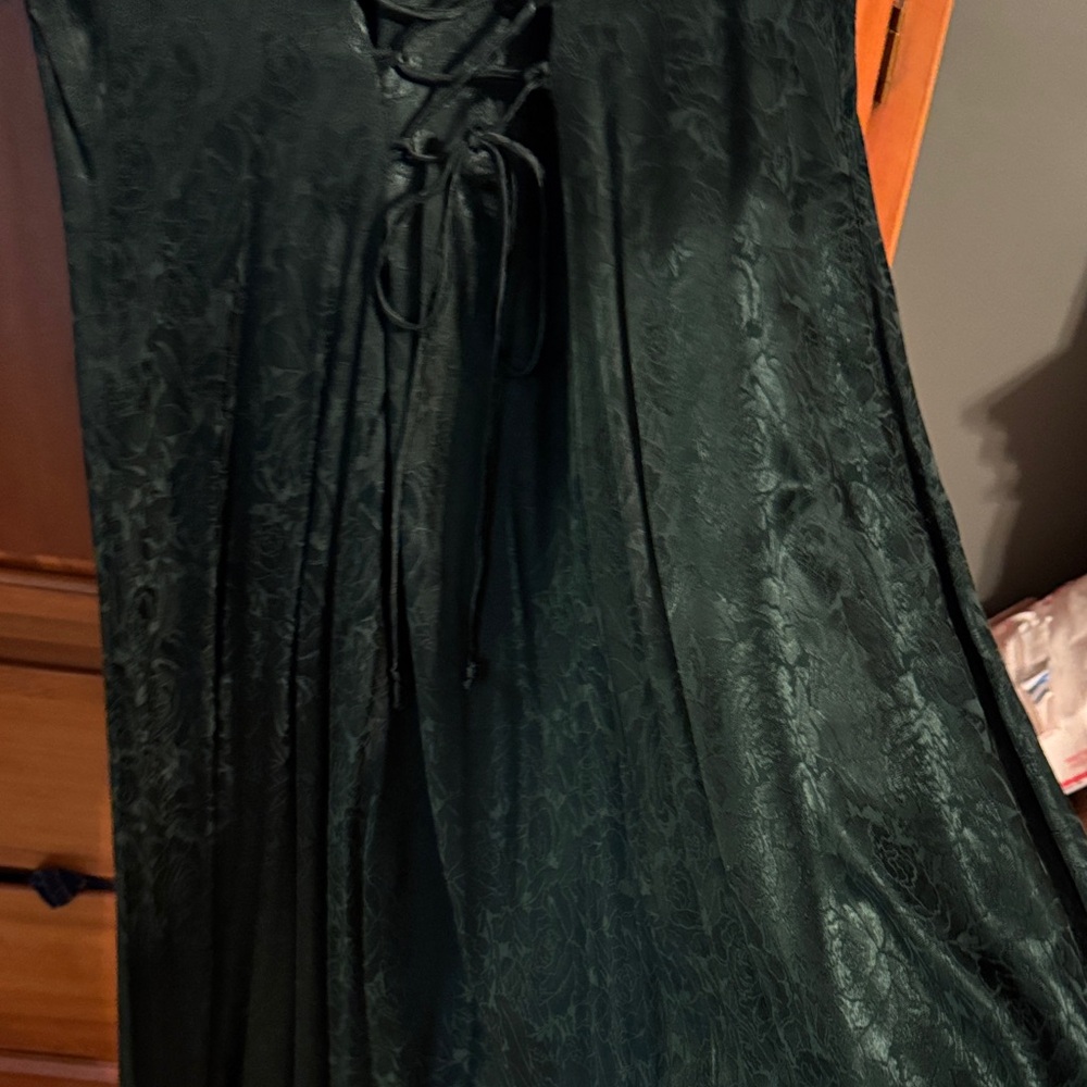 Elegant Hunter Green Dress with Antique White Lace Detail - Picture 8 of 12